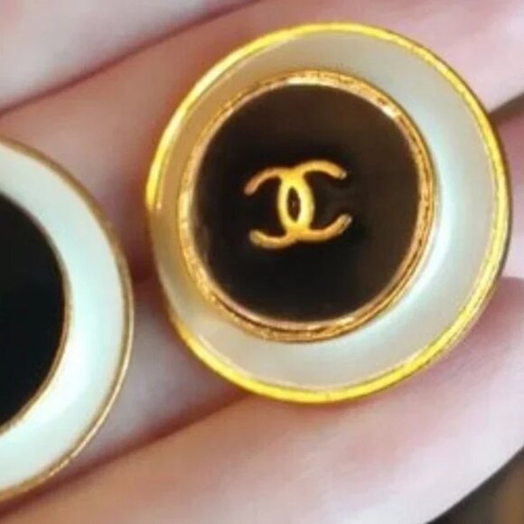 Chanel Vintage Interlocking Clip-On Earrings ๐ค๐คโจ - Picture 5 of 13